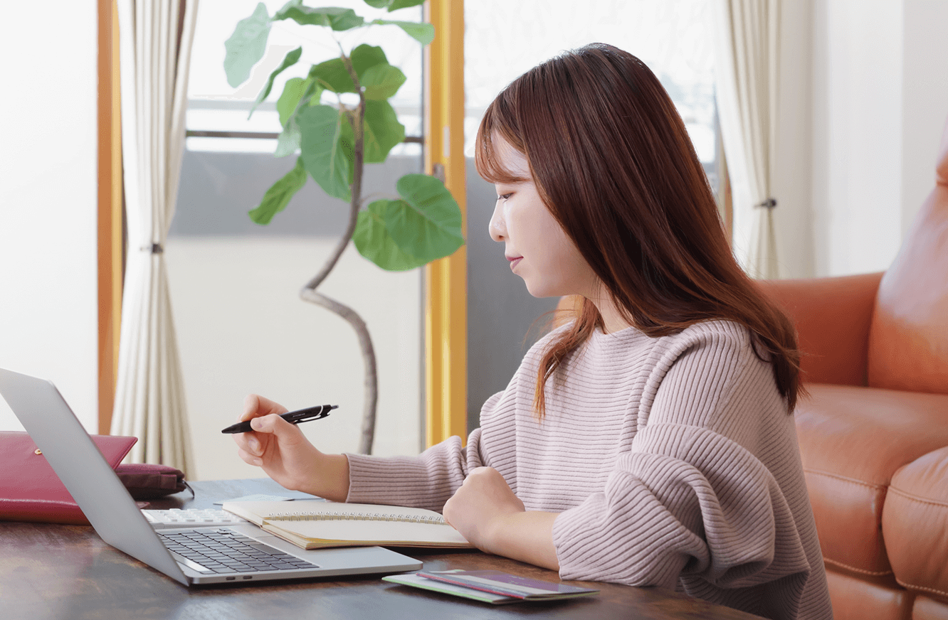 ガスと電気をまとめるか考えている女性