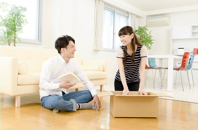 引っ越し作業をしながらガス・電気のことを話す夫婦