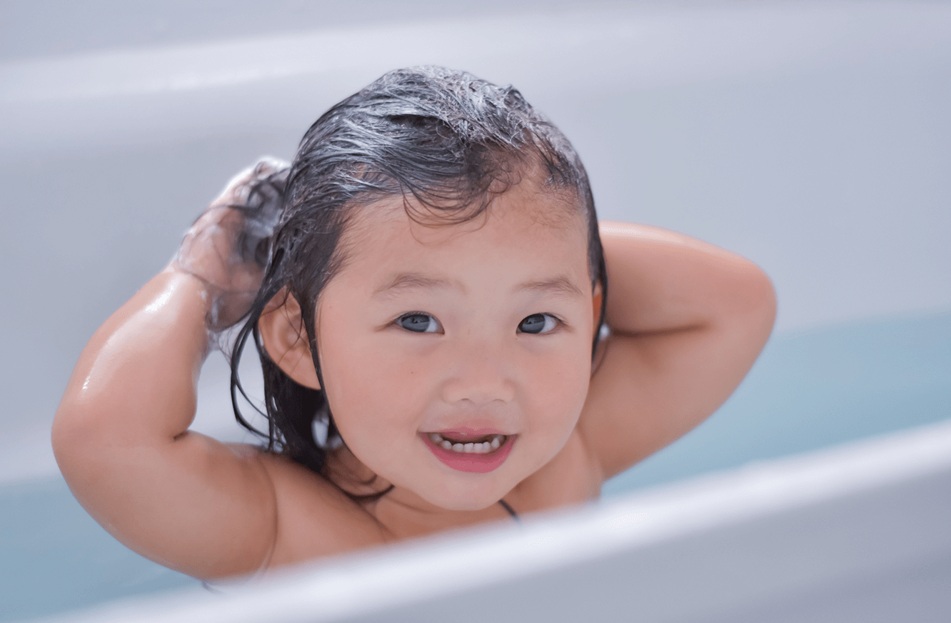 お風呂でプロパンガスの節約を頑張る赤ちゃん